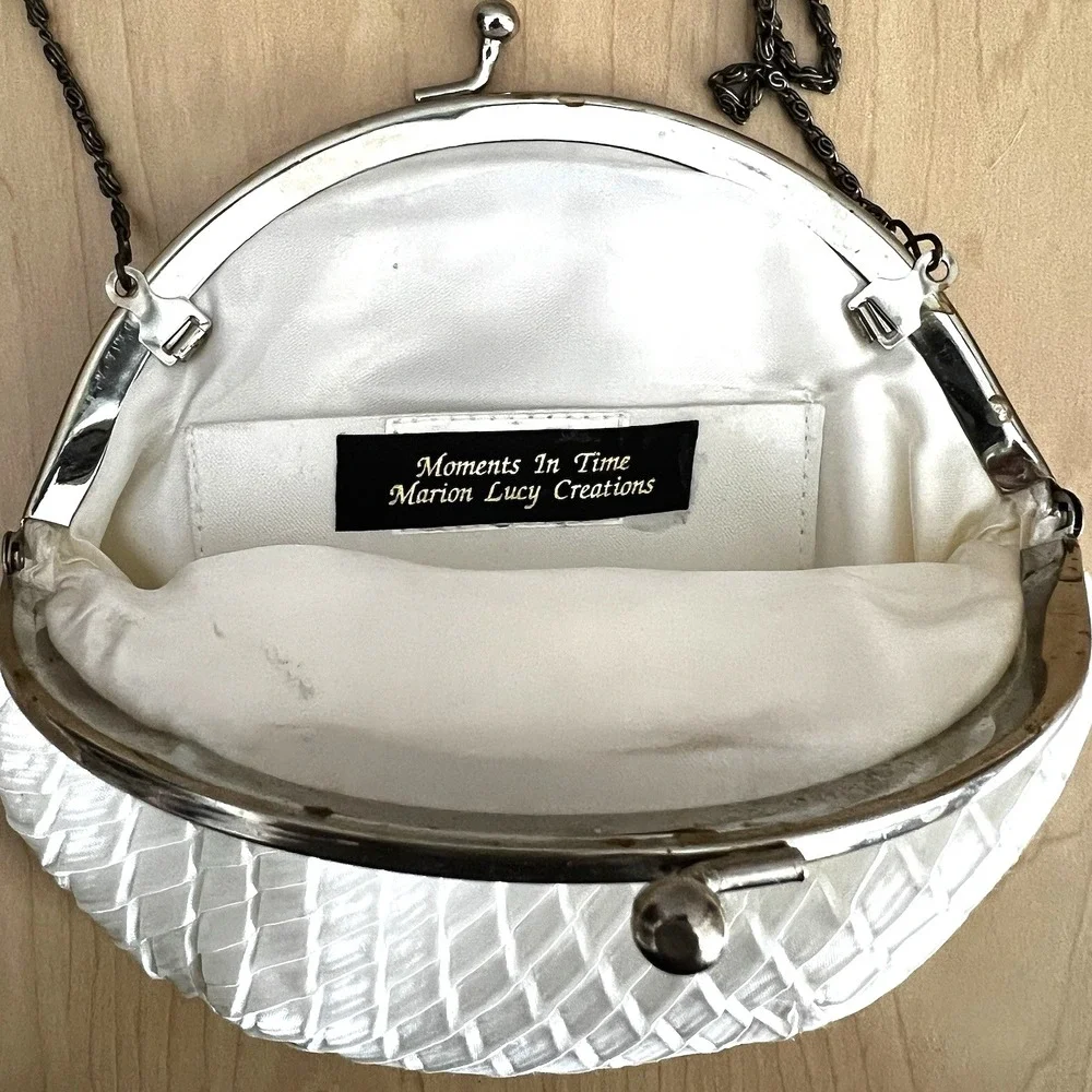 Purse Evening Bag Crossbody Clutch Pleated Cream Satin Kiss Lock Clamshell Chain